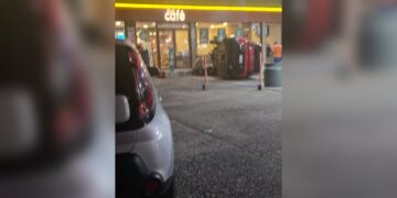 Conductor ebrio termina volcado en gasolinera de San Vicente