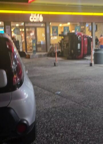 Conductor ebrio termina volcado en gasolinera de San Vicente
