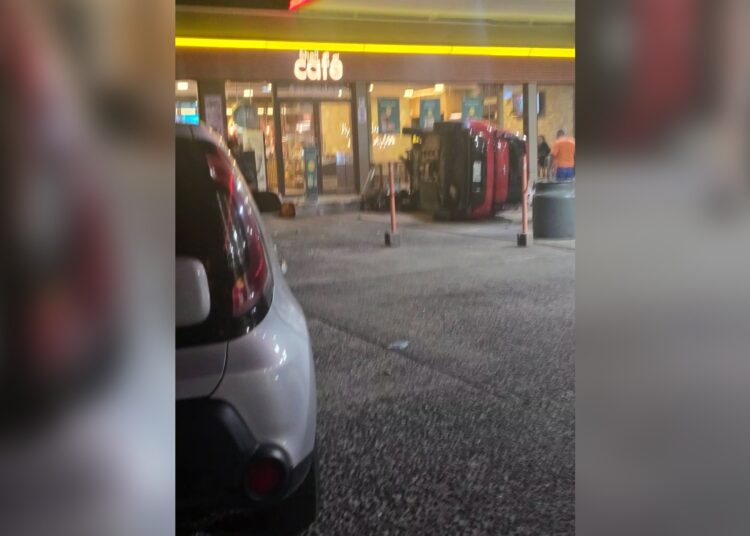 Conductor ebrio termina volcado en gasolinera de San Vicente