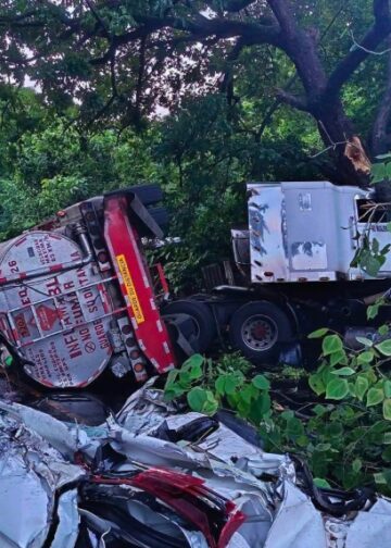 Choque de rastras provoca cierre de carretera Litoral tras dejar una persona fallecida
