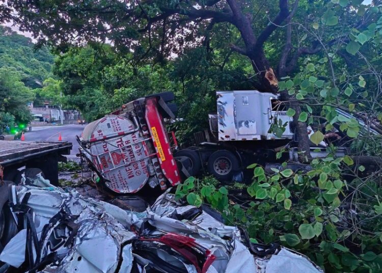 Choque de rastras provoca cierre de carretera Litoral tras dejar una persona fallecida