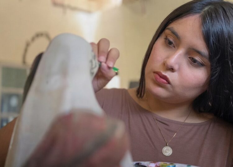 El arte de restaurar imágenes religiosas que mantiene viva una tradición