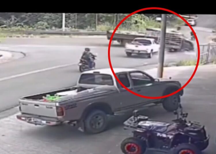 Cámara de seguridad capta accidente entre dos camiones y un vehículo en Sensuntepeque