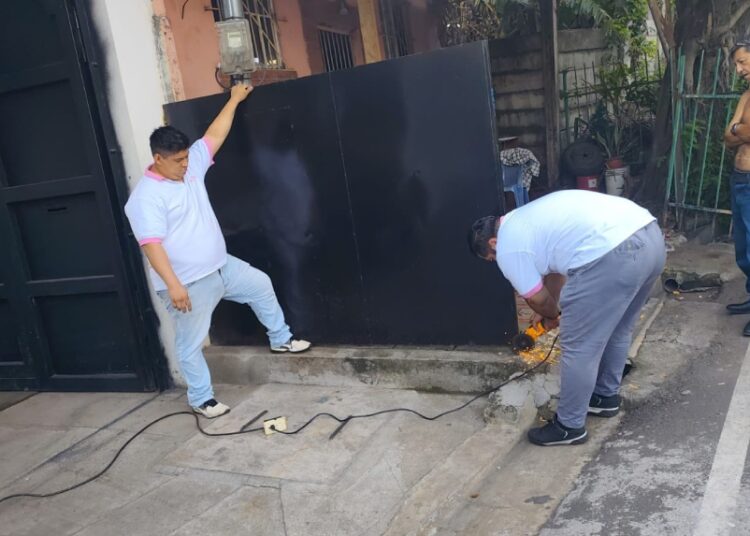 Familias atienden llamado del MOP y despejan aceras en Sonzacate