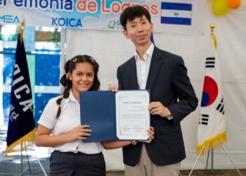 Surcoreanos apoyan la formación de estudiantes en escuelas de San Salvador