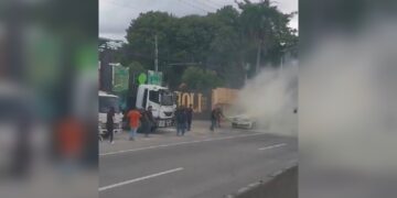 Empleados evitan que un vehículo sea consumido por las llamas en Troncal del Norte