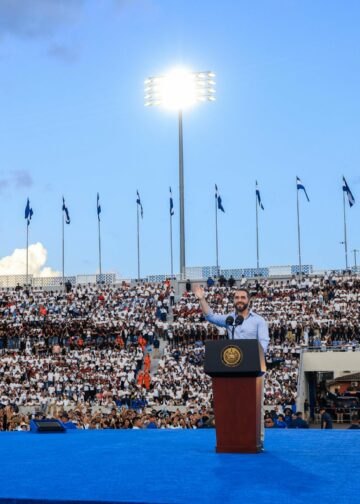 Presidente Bukele anuncia 50 mil nuevas becas para jovenes salvadoreños