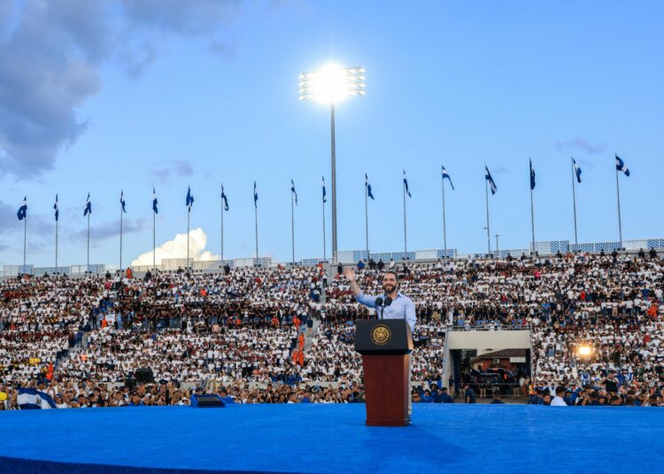 Presidente Bukele anuncia 50 mil nuevas becas para jovenes salvadoreños
