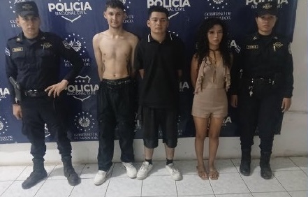 Caen distribuidores de drogas en San Miguel; entre los detenidos hay una joven que había sido reportada como desaparecida