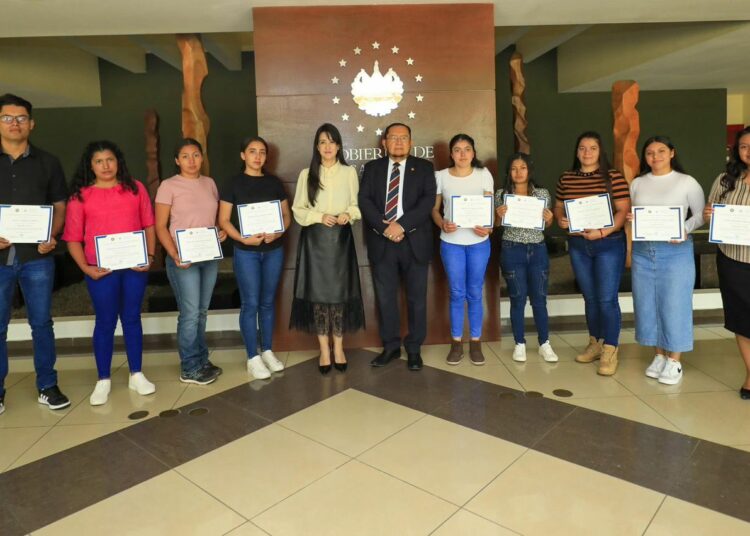 Más jovenes acceden a becas universitarias gracias a Cancillería