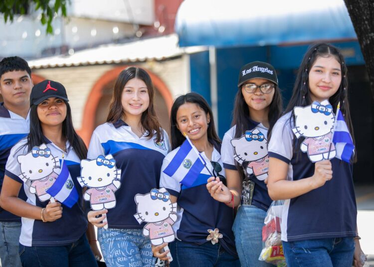 “Hoy estoy estudiando”: jóvenes salvadoreños cuentan cómo una beca los acercó a sus sueños