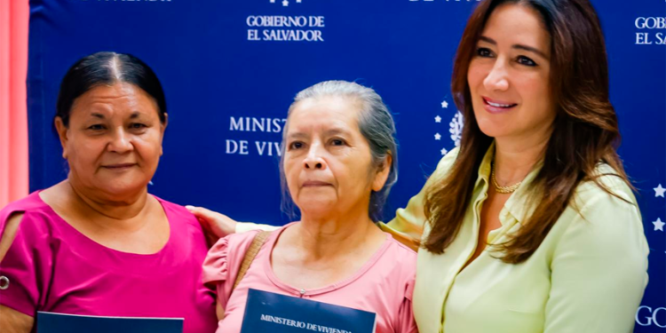 Gobierno entrega escrituras a 149 familias afectadas por estafa de Corporación Argoz