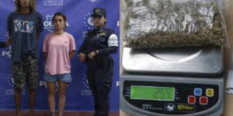 Capturan a dos personas que transportaban marihuana en un vehículo con placas guatemaltecas