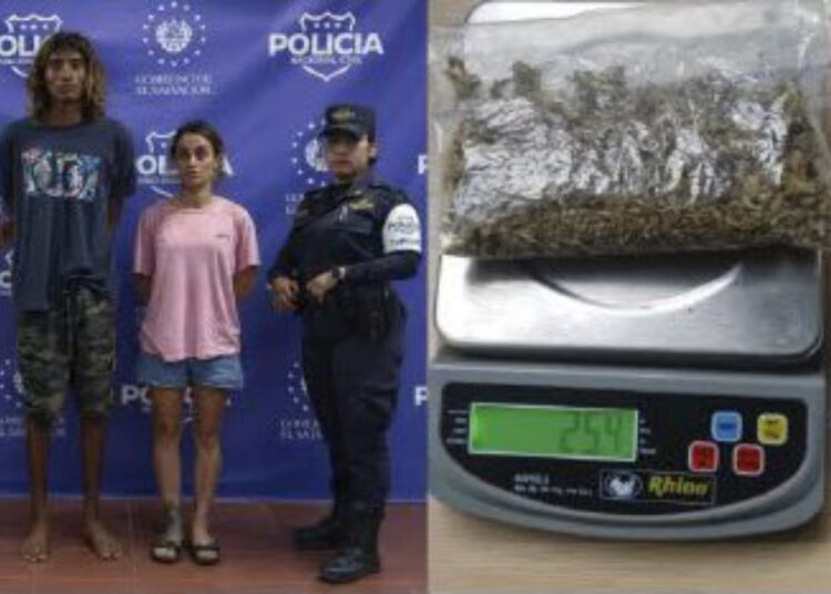 Capturan a dos personas que transportaban marihuana en un vehículo con placas guatemaltecas