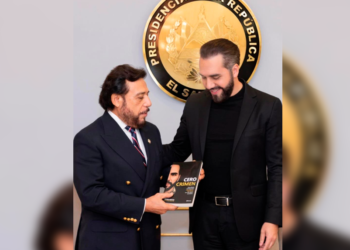 Félix Ulloa entrega al Presidente Nayib Bukele el libro “Cero Crimen”