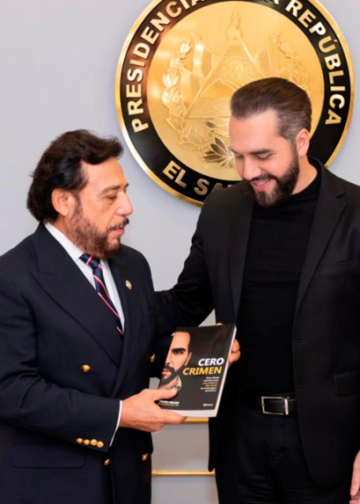 Félix Ulloa entrega al Presidente Nayib Bukele el libro “Cero Crimen”