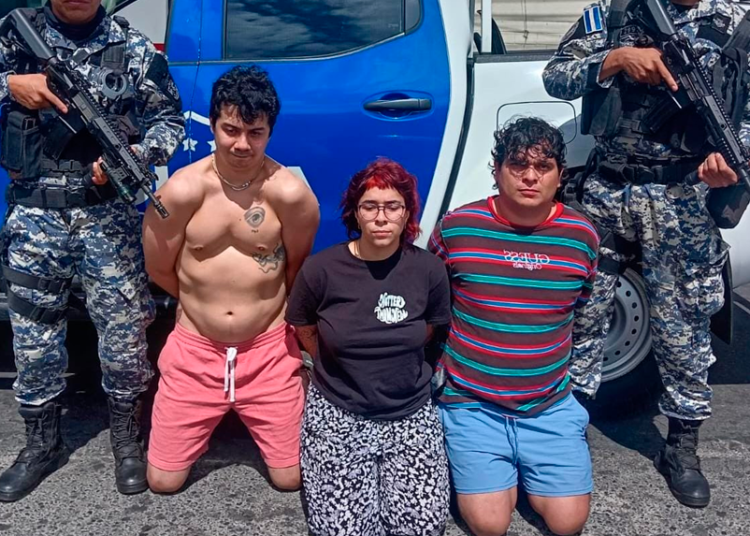 Capturan a tres sujetos tras encontrar abundante droga en su casa