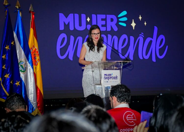 Mujer Emprende gradúa a 281 emprendedoras de 11 distritos de El Salvador