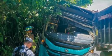 Bomberos atienden siniestro vial entre un autobús y un camión