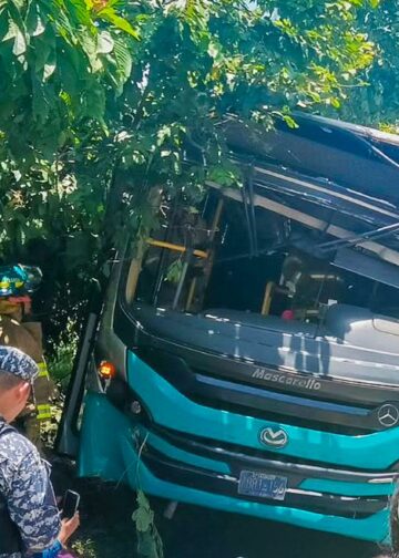 Bomberos atienden siniestro vial entre un autobús y un camión