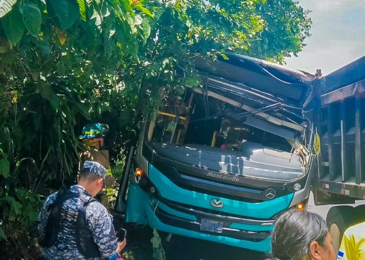 Bomberos atienden siniestro vial entre un autobús y un camión
