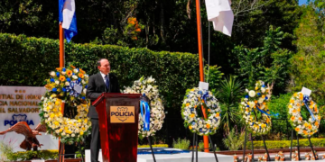 Autoridades rinden homenaje a policías caídos en el 34 aniversario de la PNC