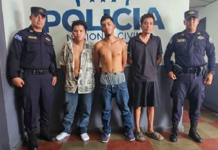 Arrestan a tres hombres ebrios que se agredían a golpes en Ciudad Arce