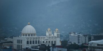 Temperaturas de hasta 40 °C y lluvias se prevén para este miércoles en El Salvador