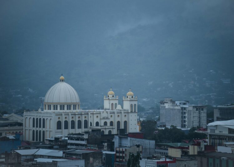 Temperaturas de hasta 40 °C y lluvias se prevén para este miércoles en El Salvador