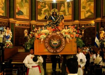 Miles de fieles acompañan la procesión del Divino Salvador del Mundo durante las Fiestas Agostinas