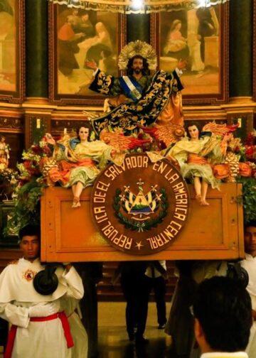 Miles de fieles acompañan la procesión del Divino Salvador del Mundo durante las Fiestas Agostinas