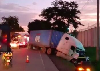 Accidente entre dos rastras deja una de ellas contra una vivienda en Metapán