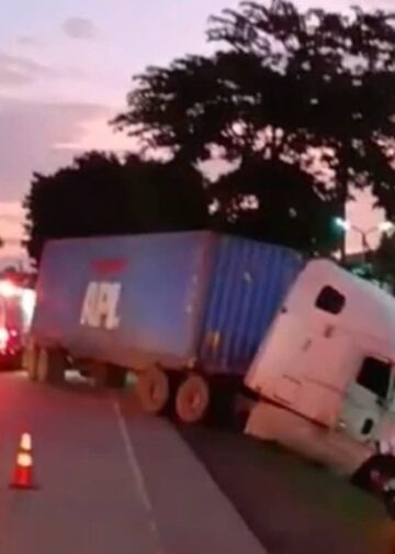 Accidente entre dos rastras deja una de ellas contra una vivienda en Metapán