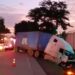 Accidente entre dos rastras deja una de ellas contra una vivienda en Metapán