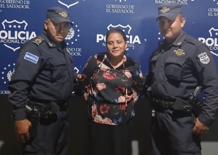 Capturan a mujer con orden judicial vigente por homicidio agravado en Ahuachapán Norte