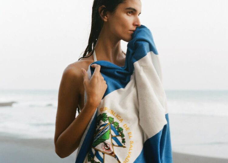 Karla Martínez de Salas llega a El Salvador y muestra en Vogue la belleza de El Zonte