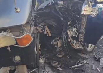 Microbús y volqueta involucrados en siniestro vial en San Salvador