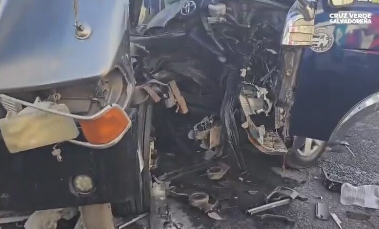 Microbús y volqueta involucrados en siniestro vial en San Salvador 