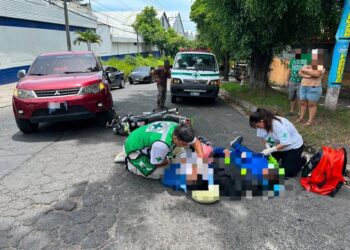 Pareja de motociclistas resulta lesionada en accidente de tránsito en Soyapango