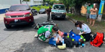 Pareja de motociclistas resulta lesionada en accidente de tránsito en Soyapango