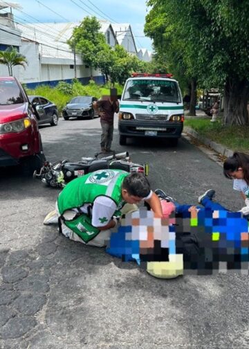 Pareja de motociclistas resulta lesionada en accidente de tránsito en Soyapango