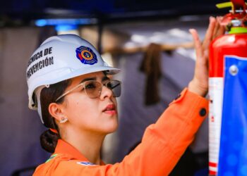 Verifican comercios instalados en feria SívarLand