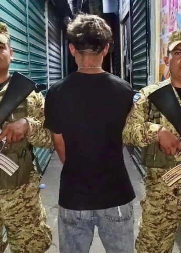 Ubican a sujeto de 16 años con imágenes alusivas a pandillas en su celular
