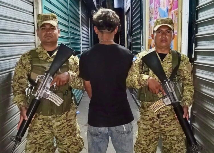 Ubican a sujeto de 16 años con imágenes alusivas a pandillas en su celular