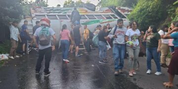 Varios lesionados tras vuelco de bus de la ruta 104 en La Libertad Sur
