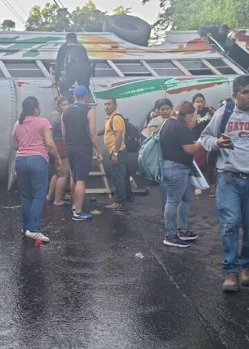 Varios lesionados tras vuelco de bus de la ruta 104 en La Libertad Sur