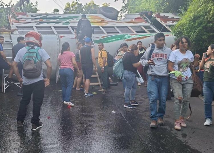 Varios lesionados tras vuelco de bus de la ruta 104 en La Libertad Sur
