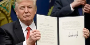 Trump firma decreto para negar ciudadanía a hijos nacidos de madres «turistas»