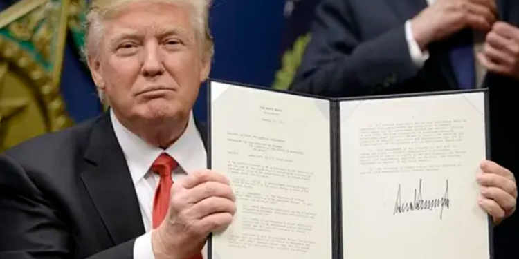 Trump firma decreto para negar ciudadanía a hijos nacidos de madres «turistas»