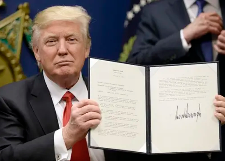 Trump firma decreto para negar ciudadanía a hijos nacidos de madres «turistas»